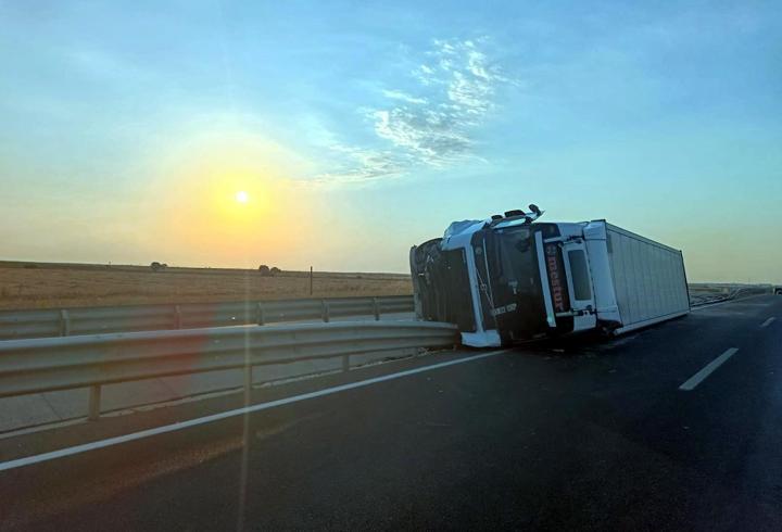 Orta refüje çarpıp devrilen kamyonun alkollü sürücüsü, yaralandı