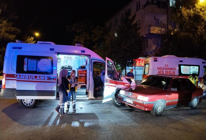 Kayseri’de ambulans ile otomobil çarpıştı: 2 yaralı