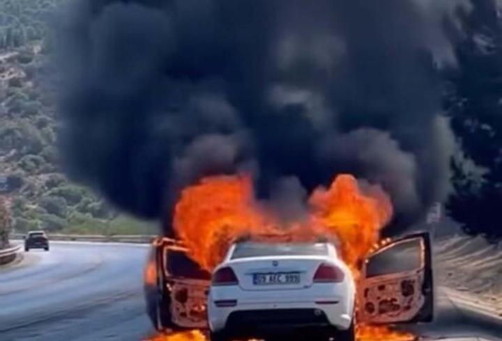 İzmir'de otomobilde çıkan yangın, makilik alana sıçradı