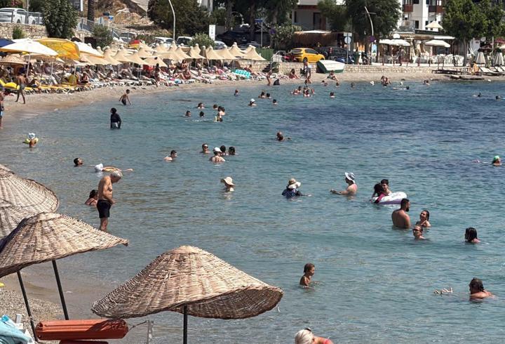 Bodrum'da turistlerin deniz ve güneş keyfi
