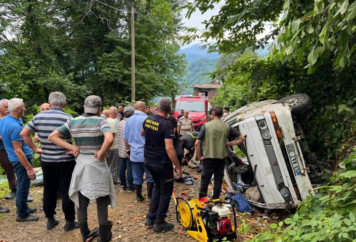 Rize'de panelvanın devrilmesi sonucu 2 kişi öldü, 3 kişi yaralandı