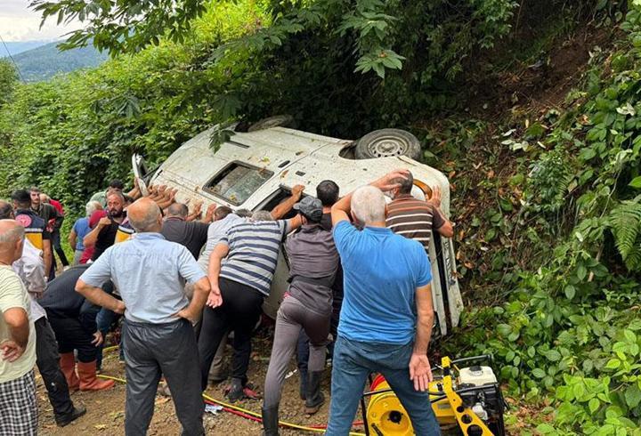 Rize'de çay işçilerini taşıyan araç devrildi: 2 ölü, 3 yaralı