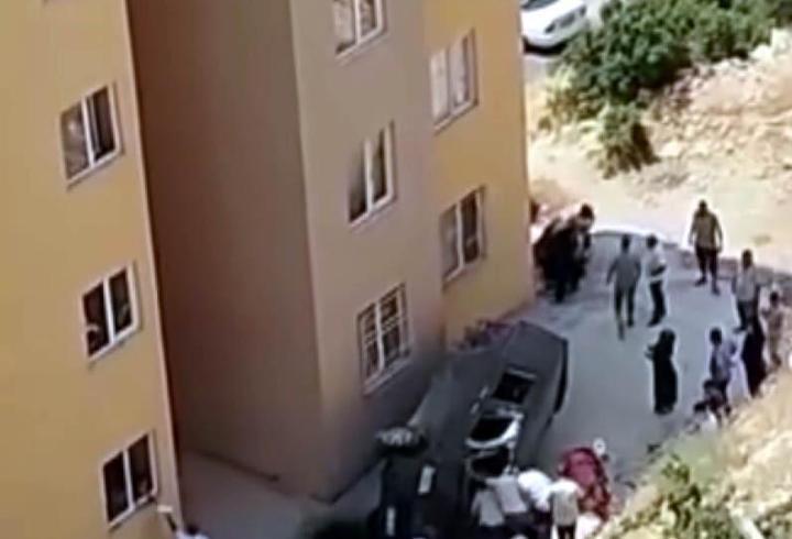 Hafif ticari aracın sitenin bahçesine düştüğü kaza kamerada