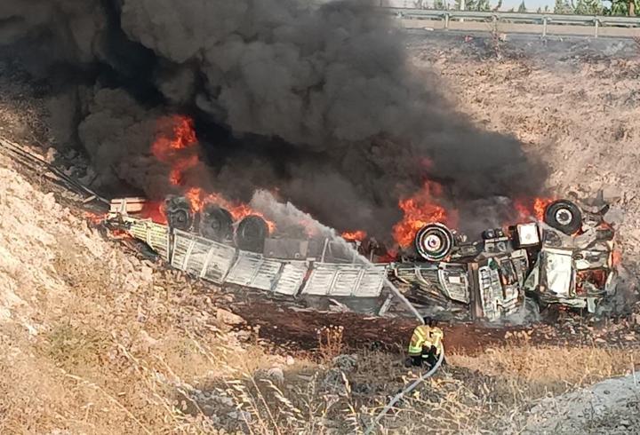 Şanlıurfa’da şarampole devrilen TIR alev aldı