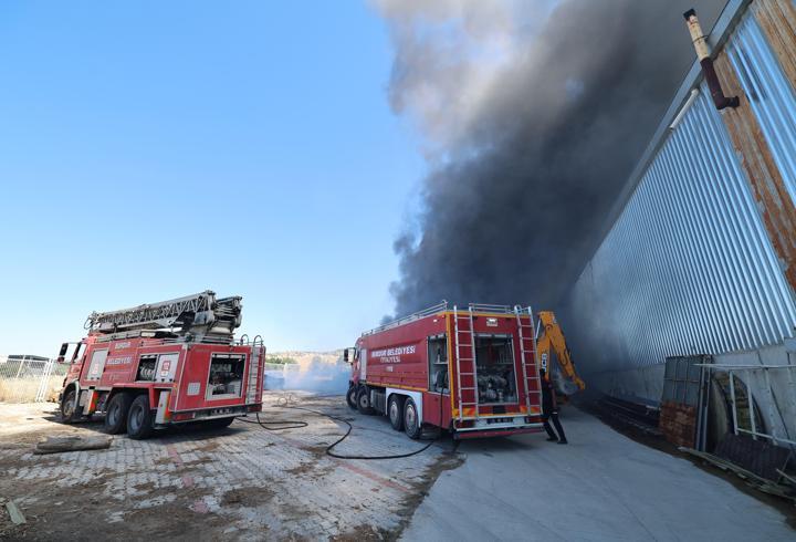 Fabrika bahçesinde yangın; 2 işçi dumandan etkilendi