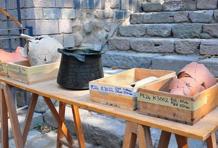 Mozaikli Ev'de 1400 yıllık bronz kazan gün yüzüne çıktı