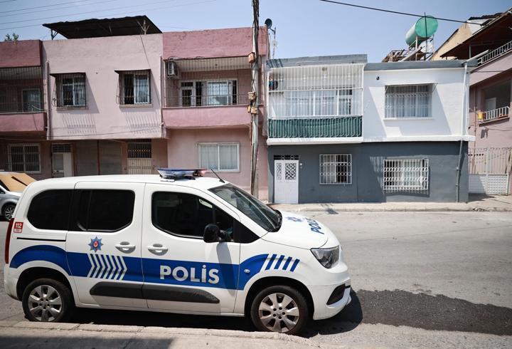 Anne ve kızın cinayet şüphelisi aranıyor