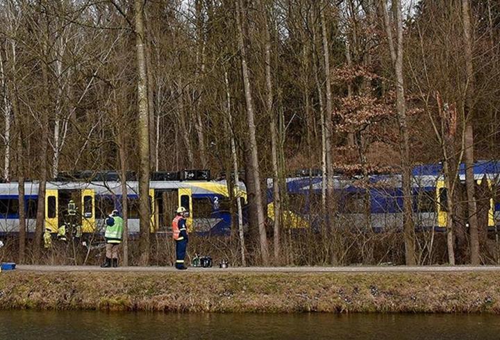 Almanya’da yolcu treni raydan çıkarak devrildi: 3 ölü, 34 yaralı