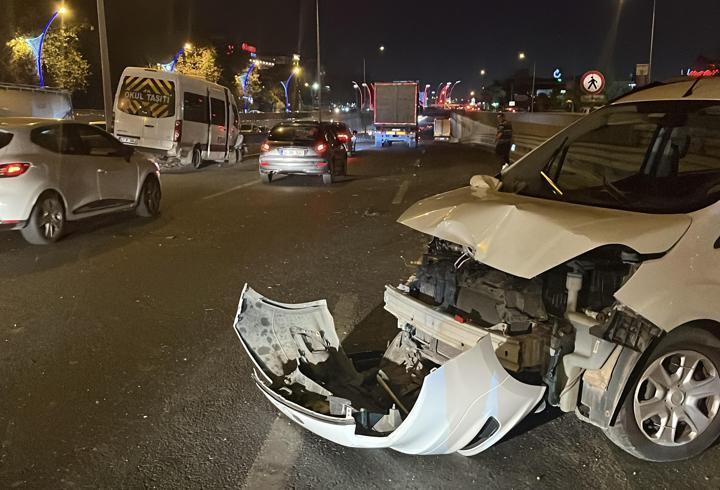 Servis minibüsü, sağ şeritte duran araca çarptı: 2 yaralı
