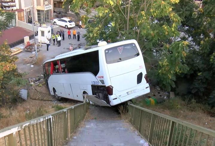 İstanbul'da servis otobüsü şarampole uçtu: 8 yaralı