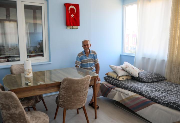 Tahliye edilen dede ve torunları, yeni evlerine taşındı