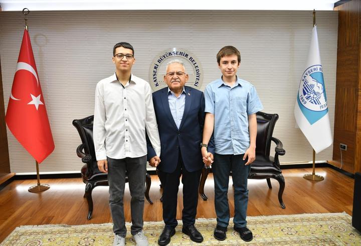Başkan Büyükkılıç, YKS’de başarılı olan öğrencileri ağırladı