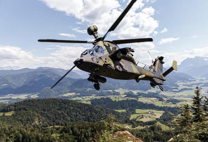 Almanya'da askeri helikopter düştü! Enkaz nehrin ortasında...