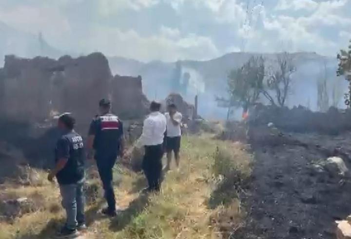 Köyde çıkan yangında 5 ev zarar gördü