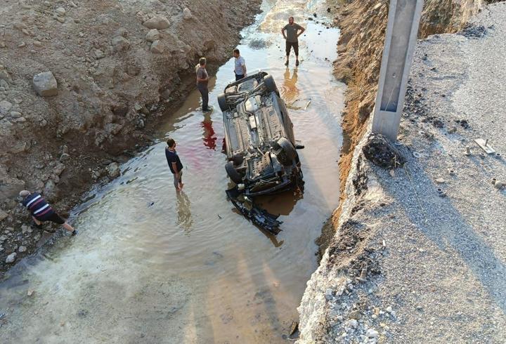 Dereye devrilen otomobildeki baba ve oğlu öldü