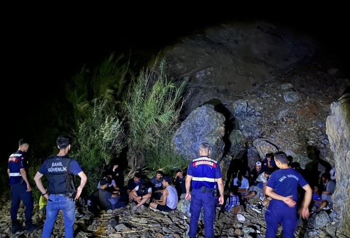 Marmaris’te 22 kaçak göçmen ile 3 organizatör yakalandı