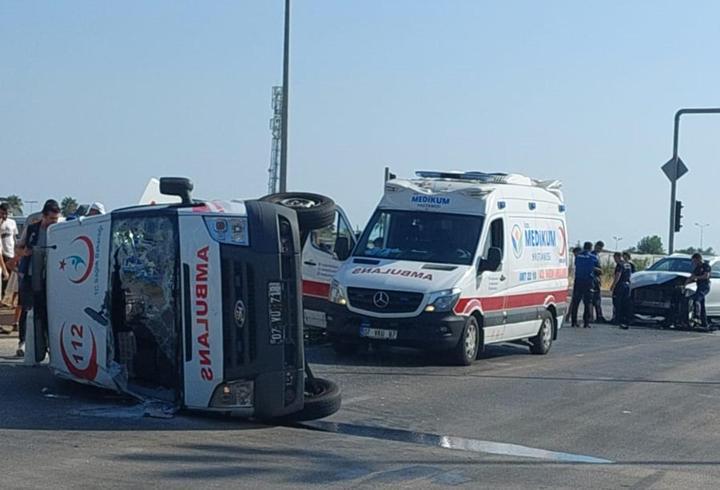 Ambulans kaza yaptı: 3 yaralı