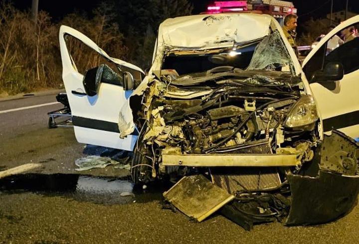 Hafif ticari araç, TIR'a çarptı; 1'i ağır, 2 yaralı 
