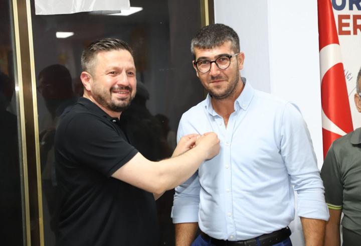 Kepsut'ta AK Parti’ye geçenlere rozet takıldı