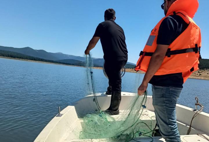 Gölde 2,5 kilometre uzunluğunda ağ yakalandı