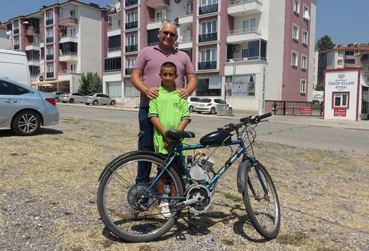 İşe gidip gelmek için bisikletini motorlu hale getirdi