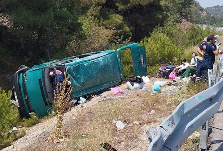 Sivas'ta minibüs devrildi: 13 yaralı