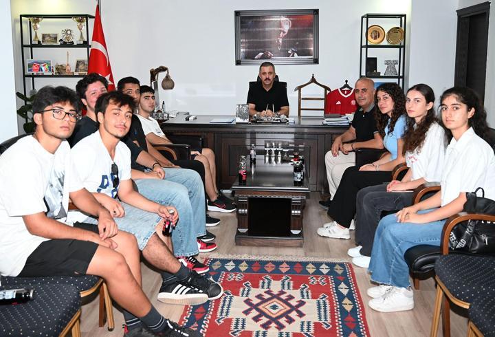 Sınavda derece yapan öğrencilerden protokole ziyaret