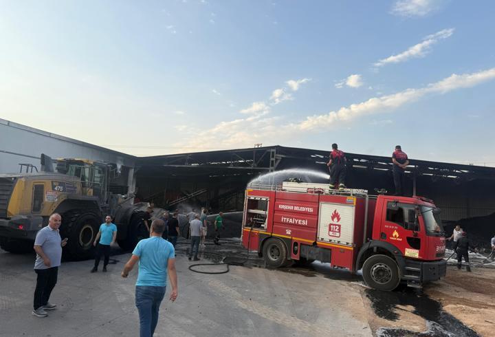 Kırşehir'de lastik fabrikasındaki yangın söndürüldü