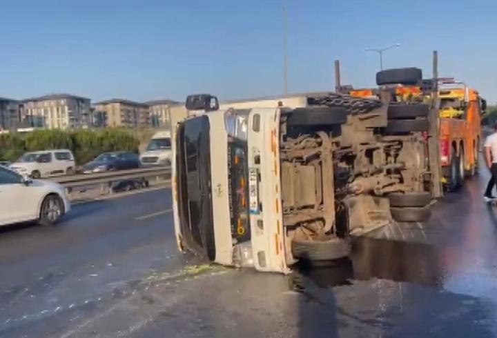 Başakşehir TEM Otoyolu'nda kamyonet devrildi