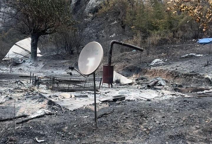 Yanan dağ evinden geriye çanak anten ile soba kaldı