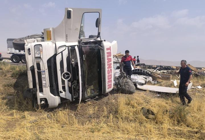 Nusaybin’de TIR devrildi: 1 yaralı