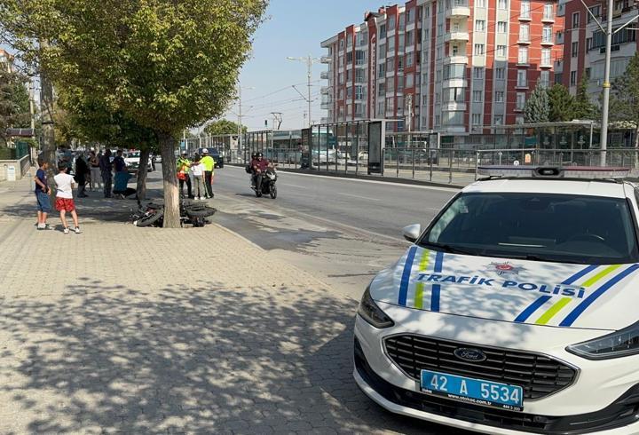 Motosiklet, bisiklete ve ağaca çarptı: 2 ölü