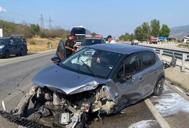 Kastamonu’da otomobil refüjdeki kanala düştü: 2 yaralı