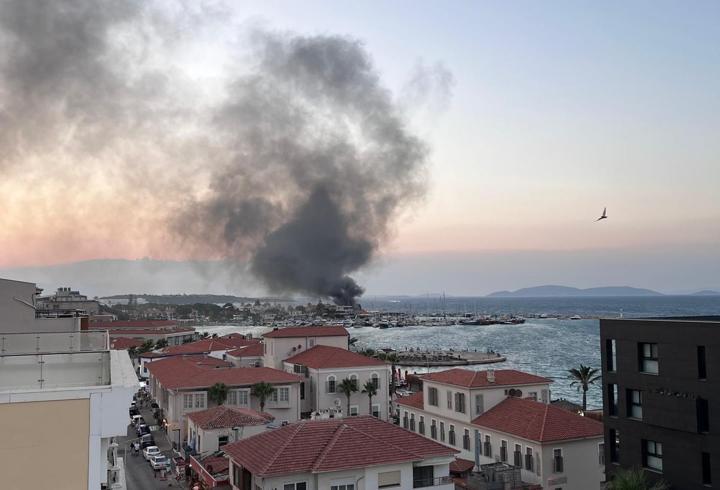 Çeşme'de demirli teknede çıkan yangın korkuttu