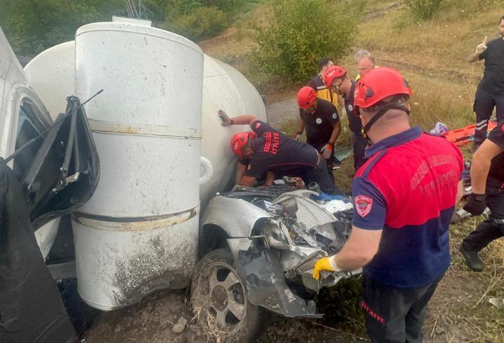 Beton mikseri, otomobilin üzerine devrildi; 1 ölü, 1 yaralı