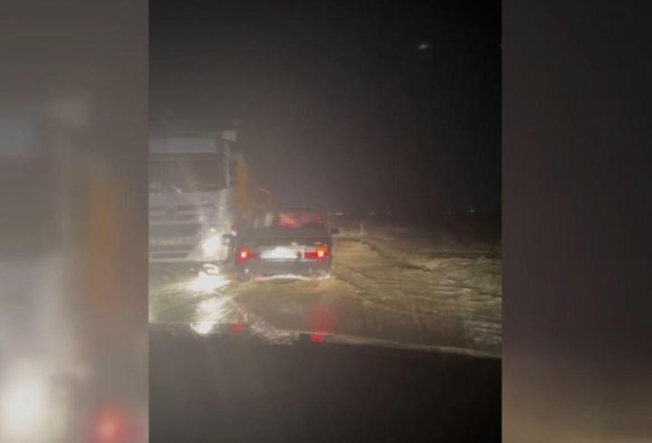 Polatlı'da sağanak; araçlar sele kapıldı