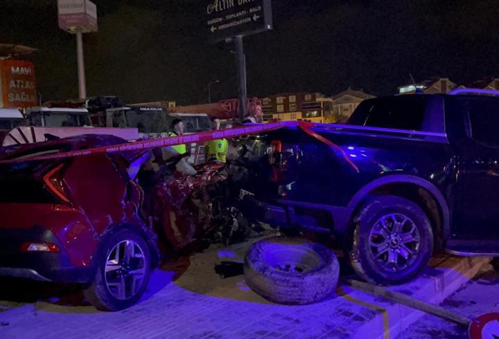 Bursa'da, hafif ticari araçla çarpışan otomobildeki 2 kardeş hayatını kaybetti