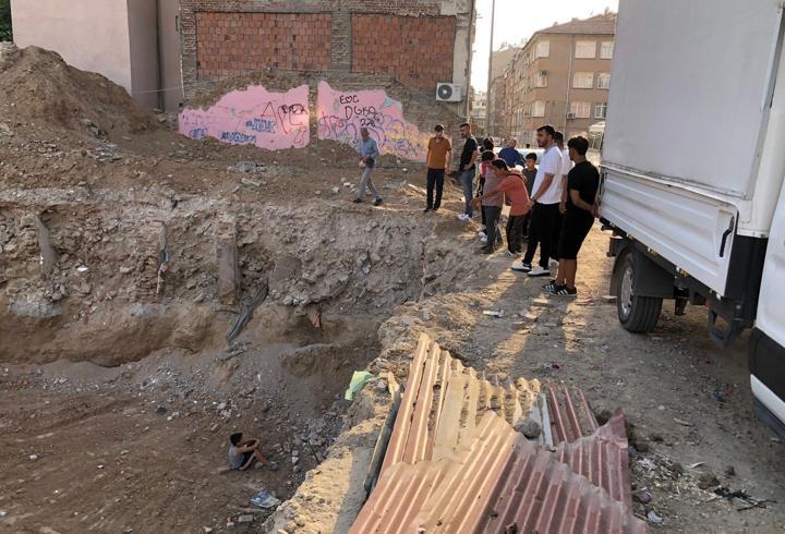 Elazığ’da korku dolu anlar! Çocuk inşaat çukuruna düştü