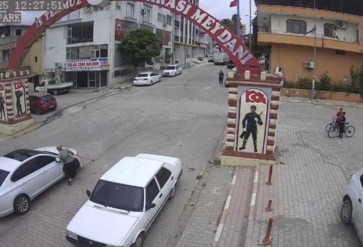 Otomobil, görme engelliye çarptı; kaza kamerada