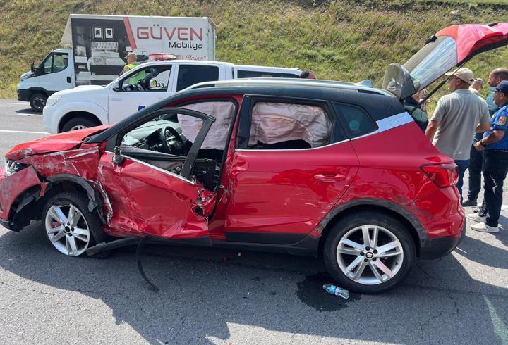 Yolcu otobüsüyle çarpışan otomobildeki 3 kişi yaralandı