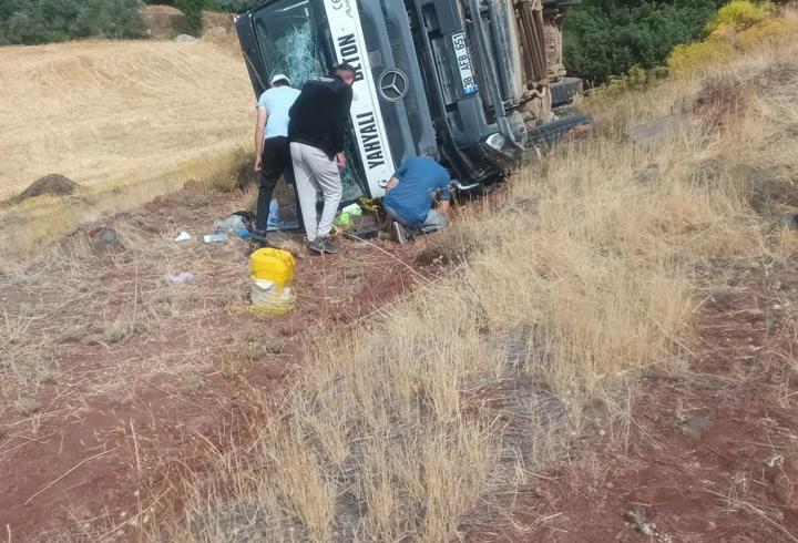 Beton mikseri devrildi: 1 yaralı