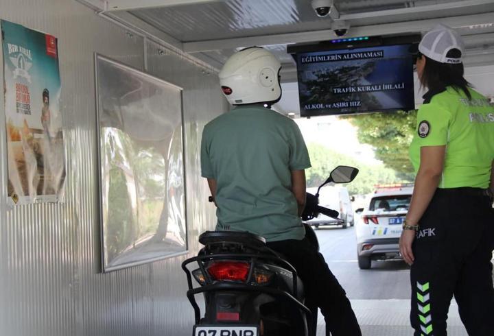 Trafik mobil karavanda 2 saatte 64 kişiye bilgilendirme