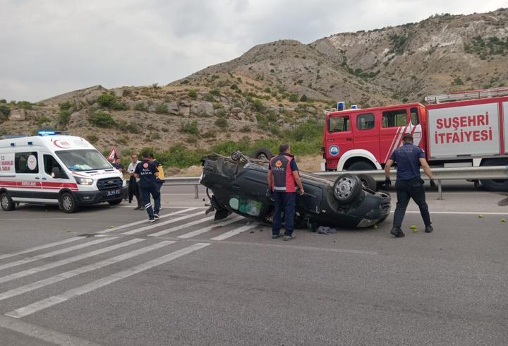 Sivas'ta devrilen otomobilin sürücüsü yaralandı