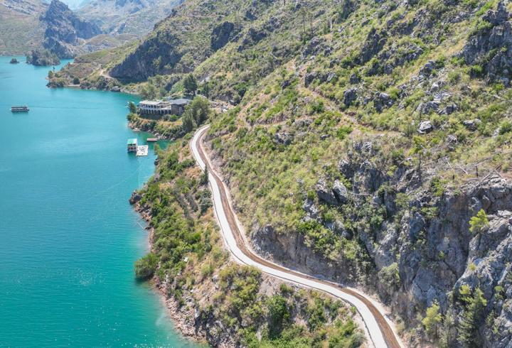 Büyükşehir Oymapınar Barajı çevresindeki yolları asfaltlıyor 
