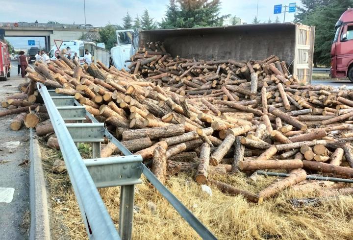Amasya’da devrilen tırın sürücüsü yaralandı