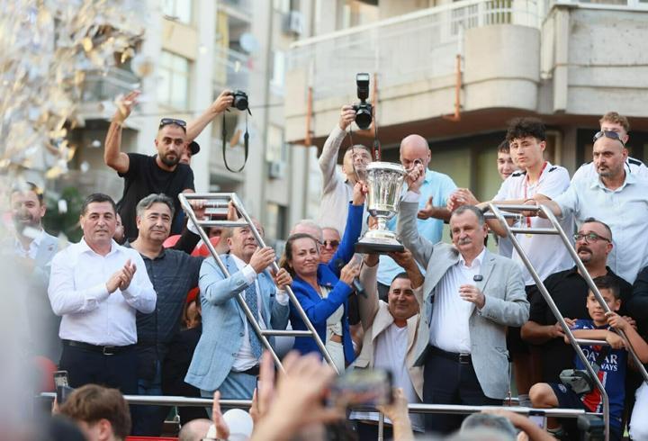 Şampiyon şehir turu attı