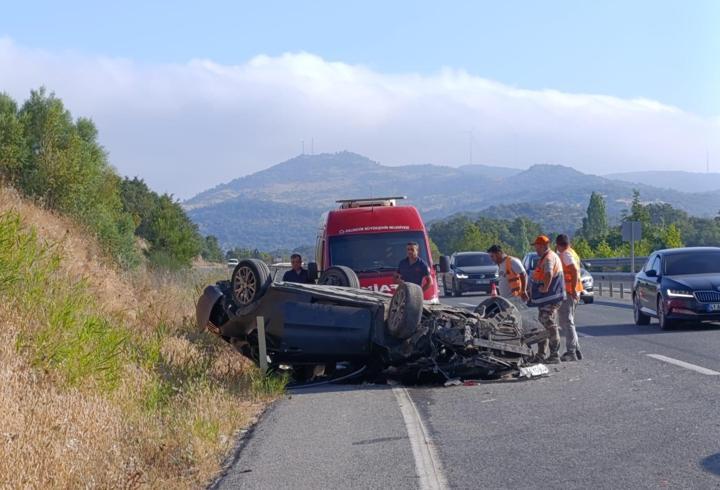 Balıkesir'de kontrolden çıkarak devrilen otomobildeki 2 kişi yaralandı