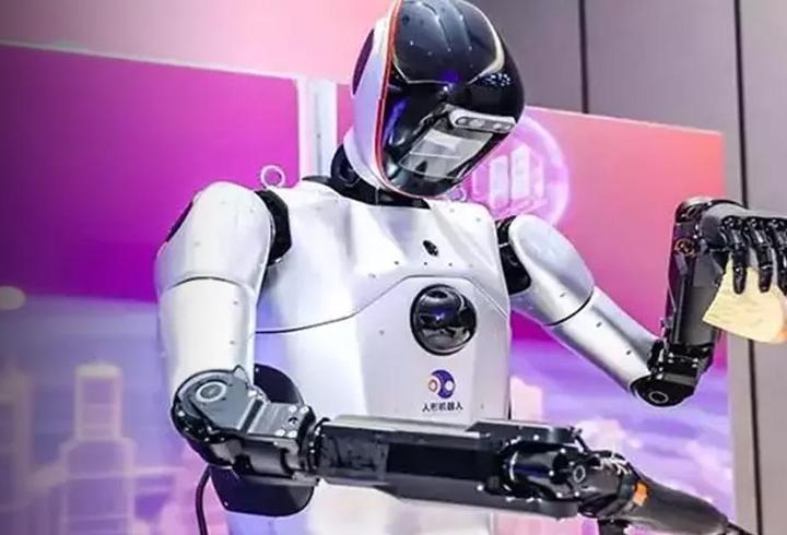 Çin'den 'insansı robot'! Böylesi görülmedi: Tek beyin-çoklu form