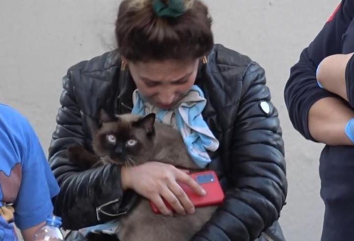 Sivas'ta evleri yanan aile, birbirlerine sarılıp ağladı