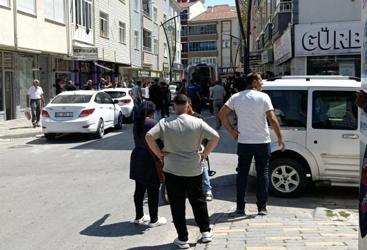 2 kardeş, kaldırımda yürüyen 2 kişiyi bıçakladı
